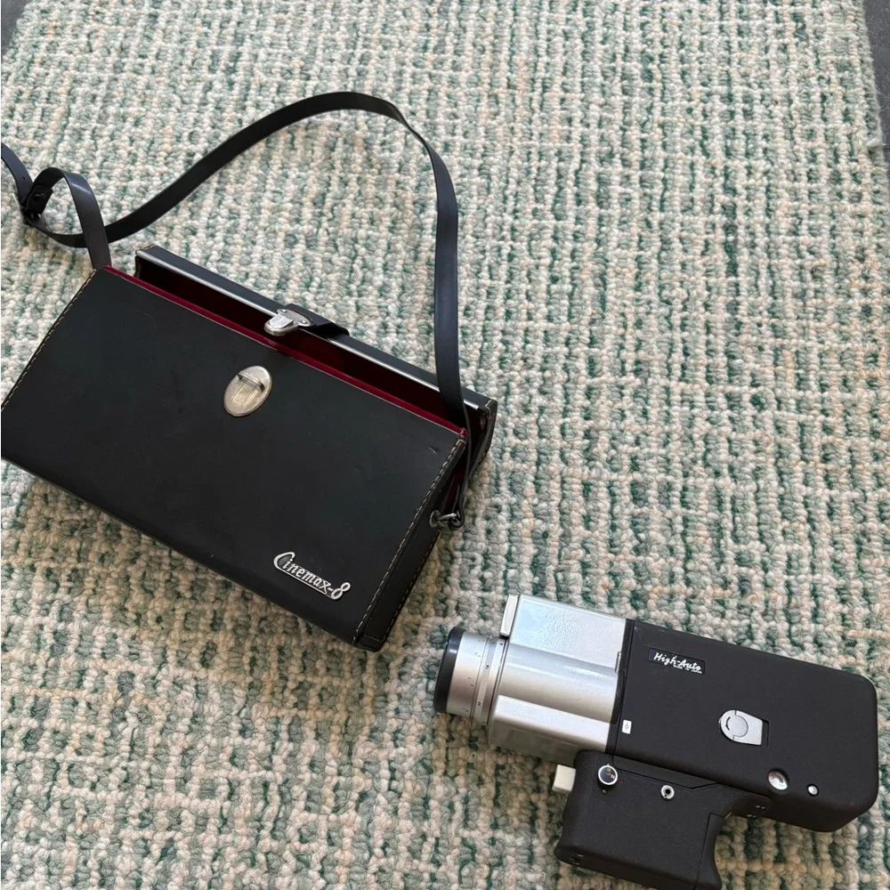 Cinemax-8 Camera video camera with black leather carrying case- mint condition